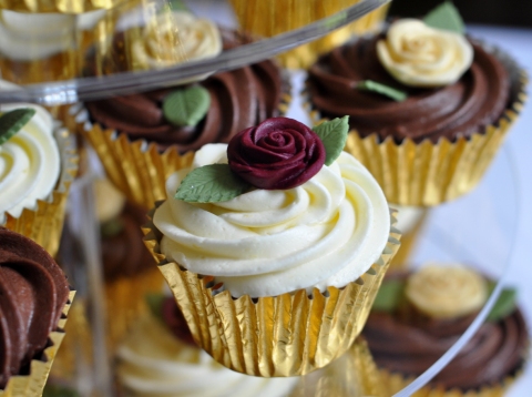 and for Luscious Lemon Cupcakes with burgundy roses Luscious Lemon cupcakes